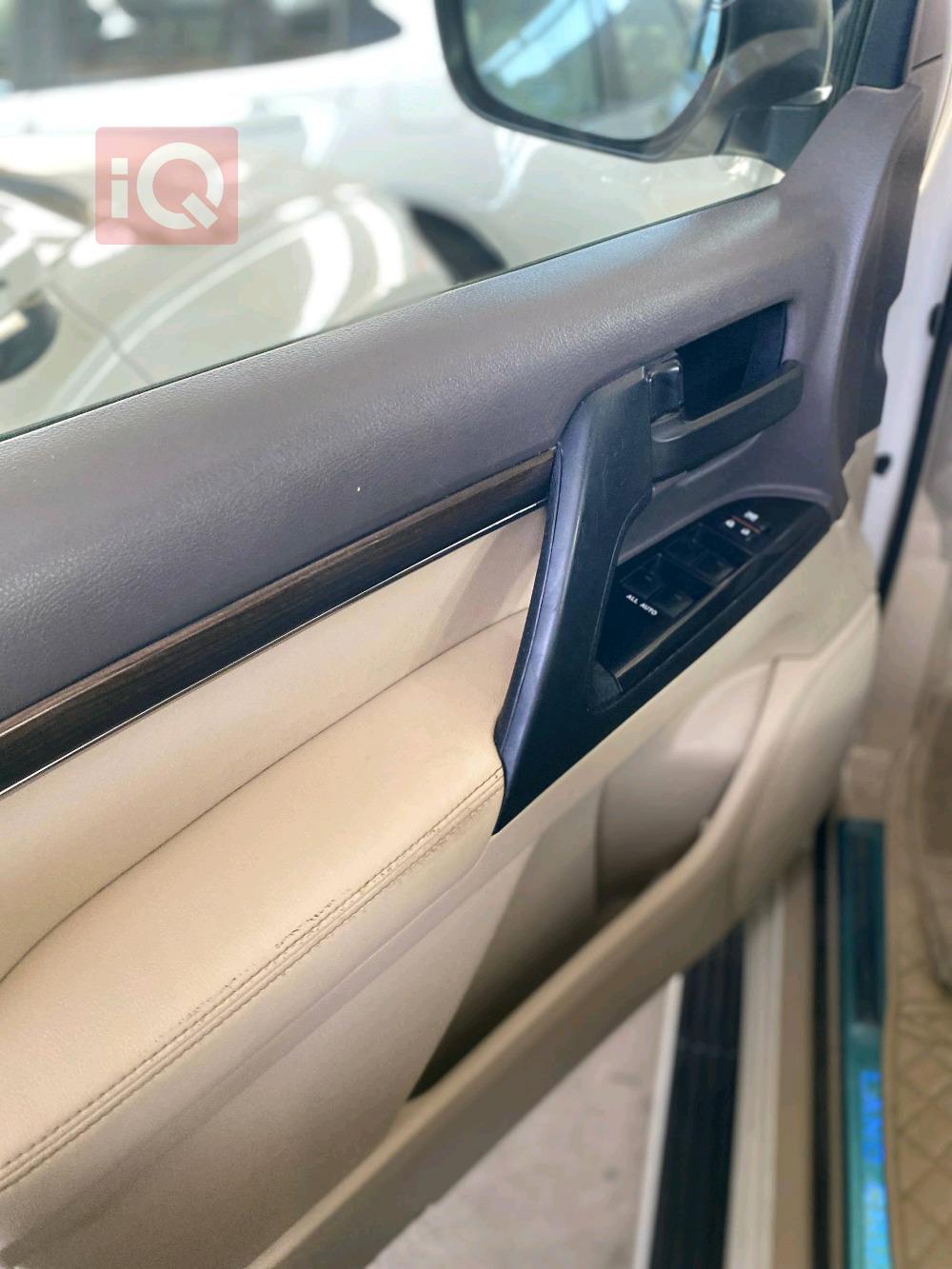 تۆیۆتا لاند کروزەر